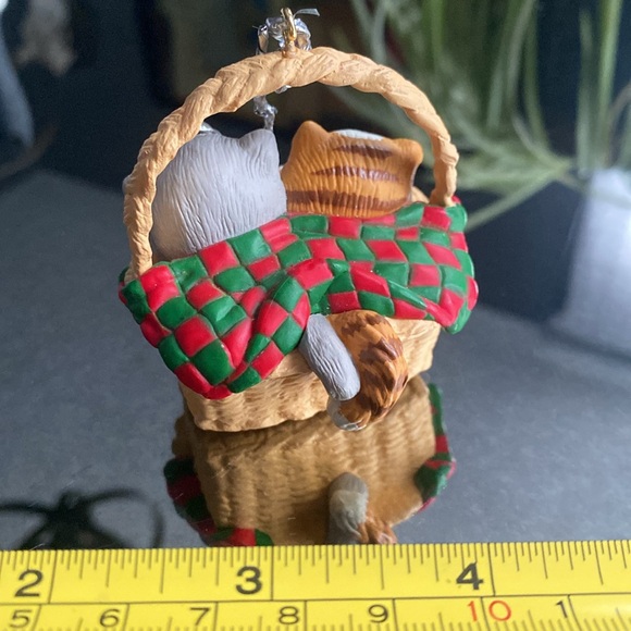 1996 Hallmark Cat/Kitten knitting Christmas Ornament 🐈 - Picture 4 of 5